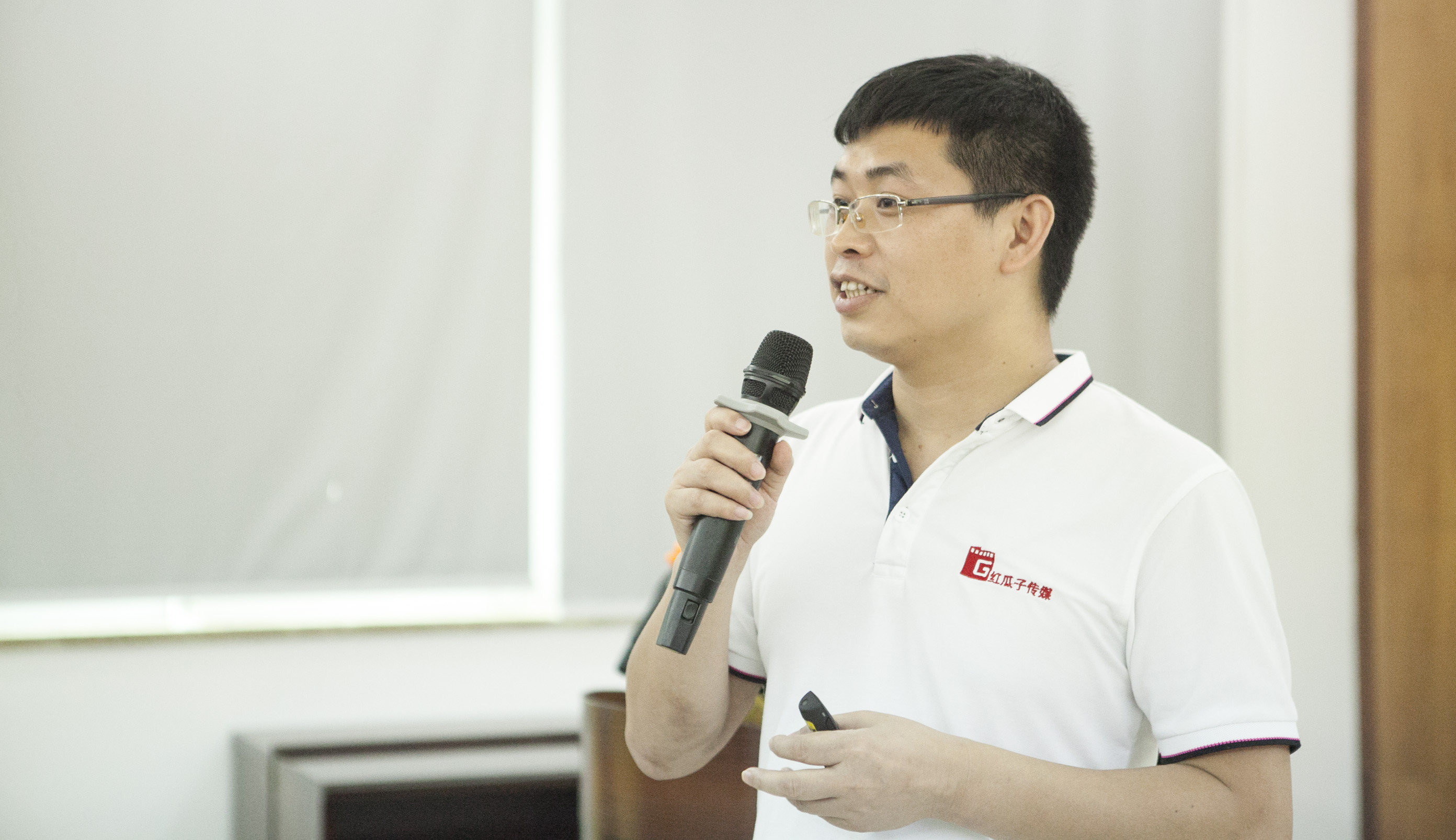 傾盆大雨中師生與紅瓜子傳媒的零距離接觸  傾盆大雨中師生與紅瓜子傳媒的零距離接觸