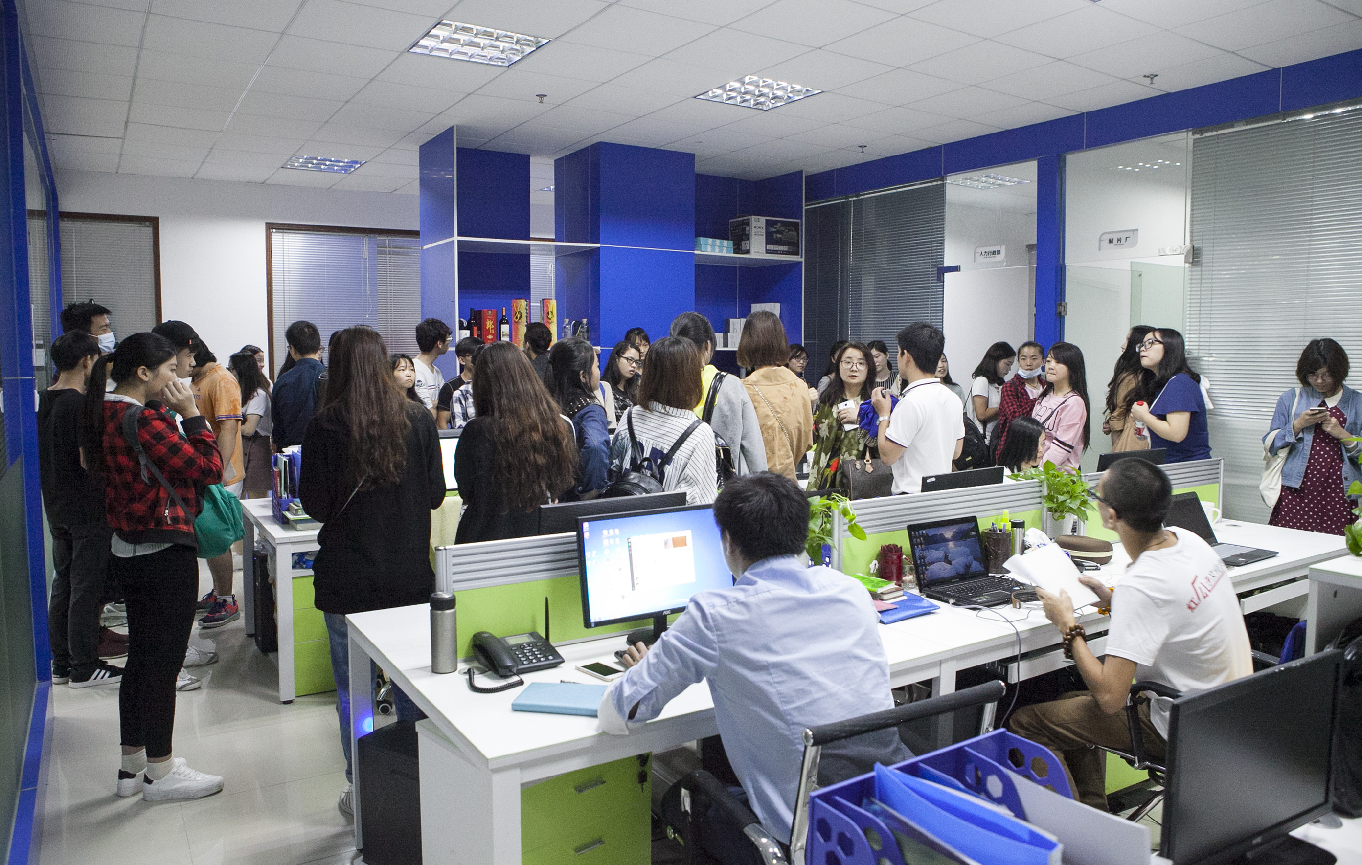 傾盆大雨中師生與紅瓜子傳媒的零距離接觸  傾盆大雨中師生與紅瓜子傳媒的零距離接觸