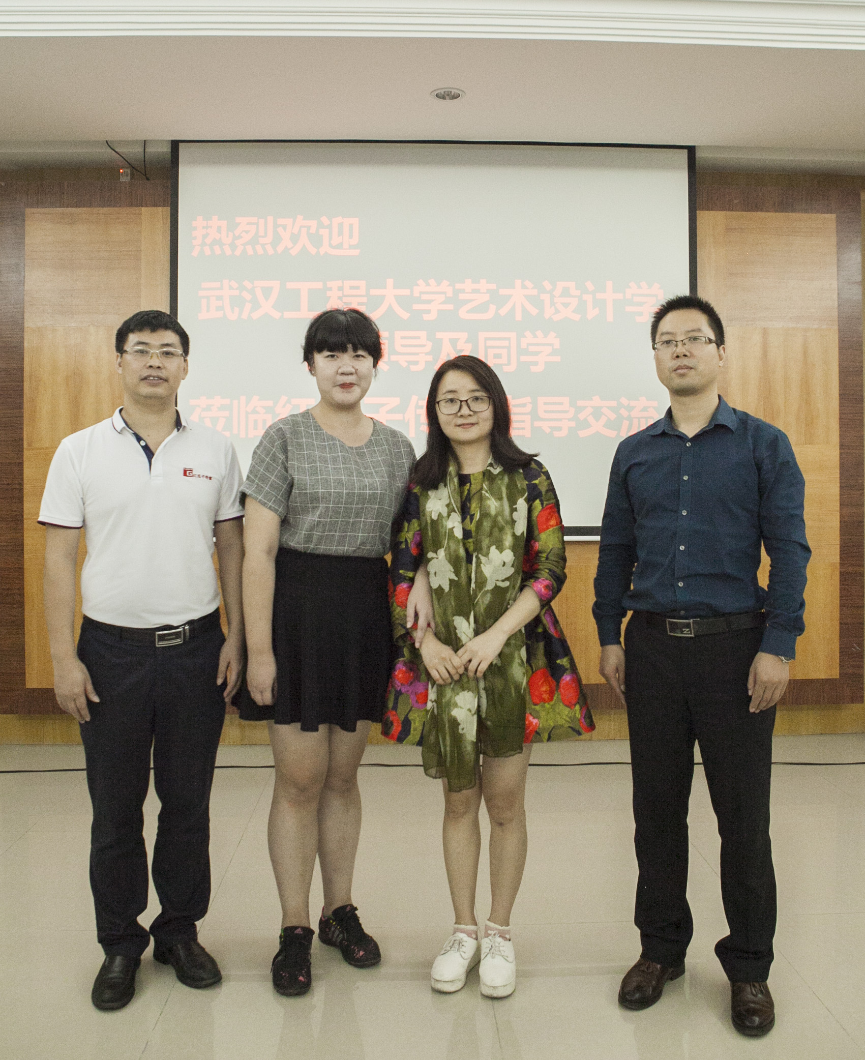 傾盆大雨中師生與紅瓜子傳媒的零距離接觸  傾盆大雨中師生與紅瓜子傳媒的零距離接觸