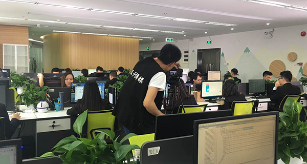 瓜子拍攝丨紅瓜子拍攝現場傳來掌聲 瓜子拍攝丨紅瓜子拍攝現場傳來掌聲